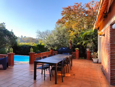 Une grande piscine de 50m3 dans un écrin composé de la terrasse et de verdure