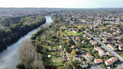 Une grande piscine de 50m3 dans un écrin composé de la terrasse et de verdure