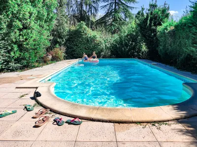 Une grande piscine de 50m3 dans un écrin composé de la terrasse et de verdure